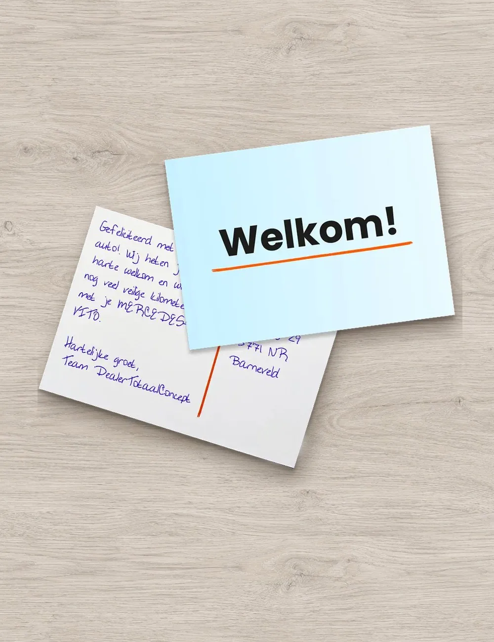 Welkomstkaart van een autodealer bij de aflevering van een auto, op een houten tafel