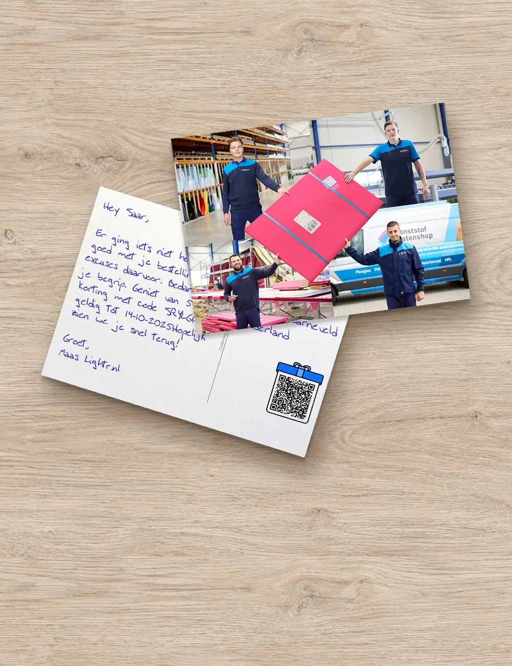 Excuuskaart na een fout in een bestelling, met een kortingscode, op een houten tafel