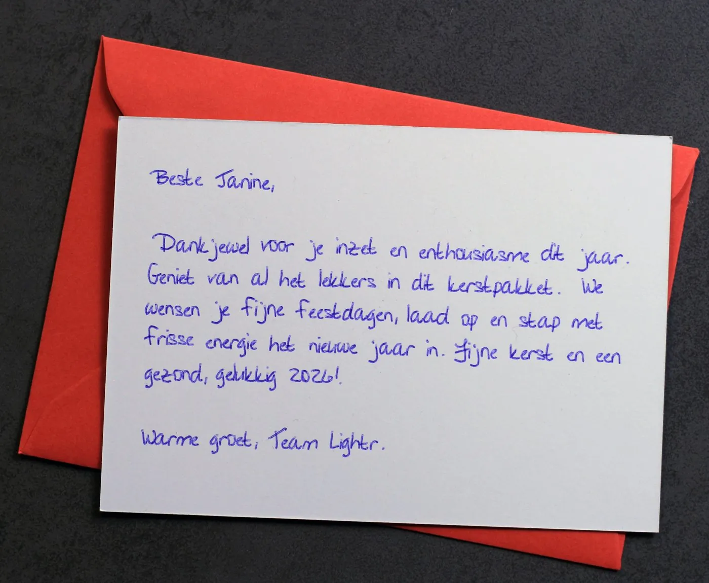 Geschreven kerstkaart op een rode envelop