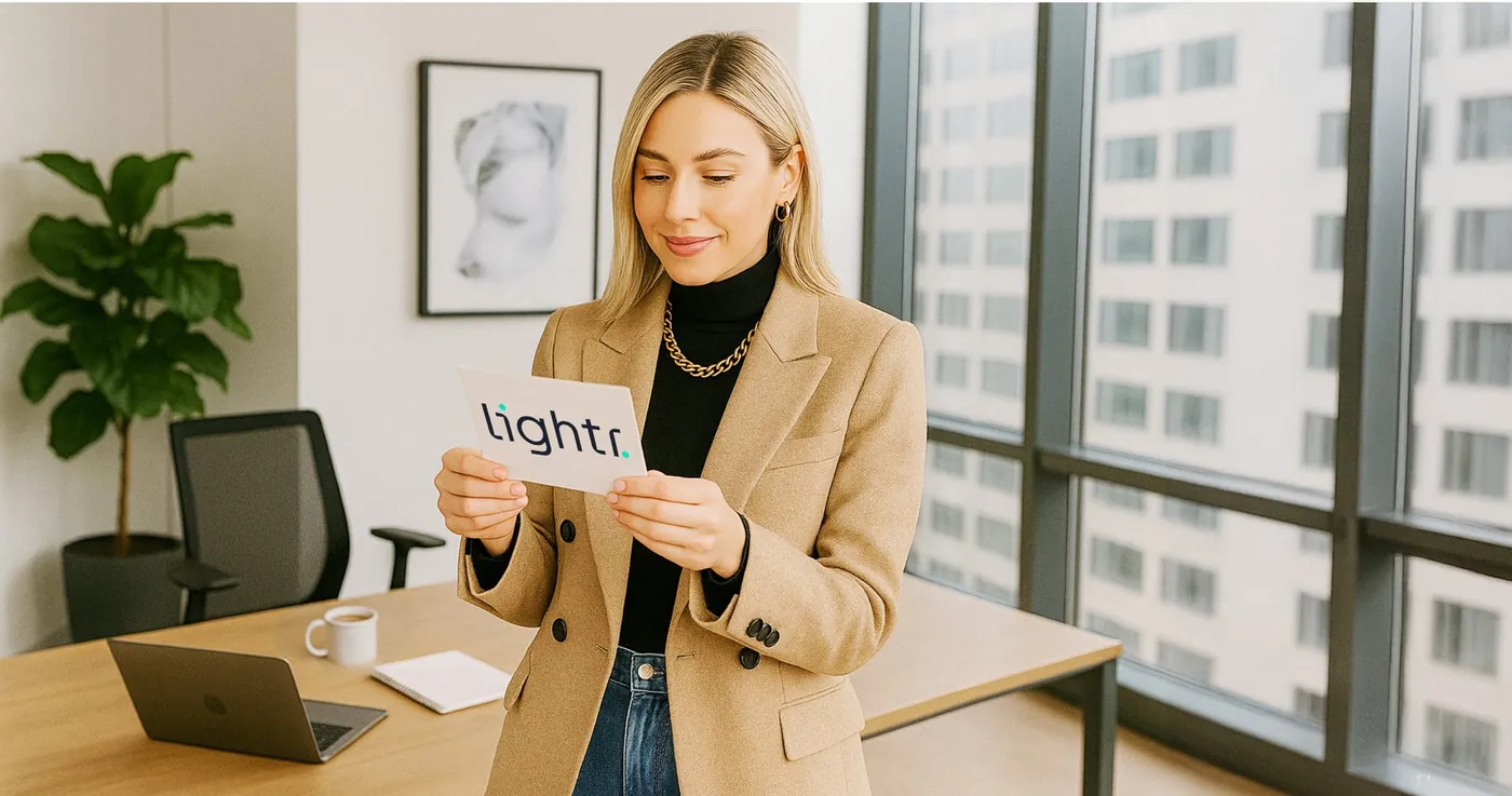 Vrouw op kantoor leest een kaart van Lightr