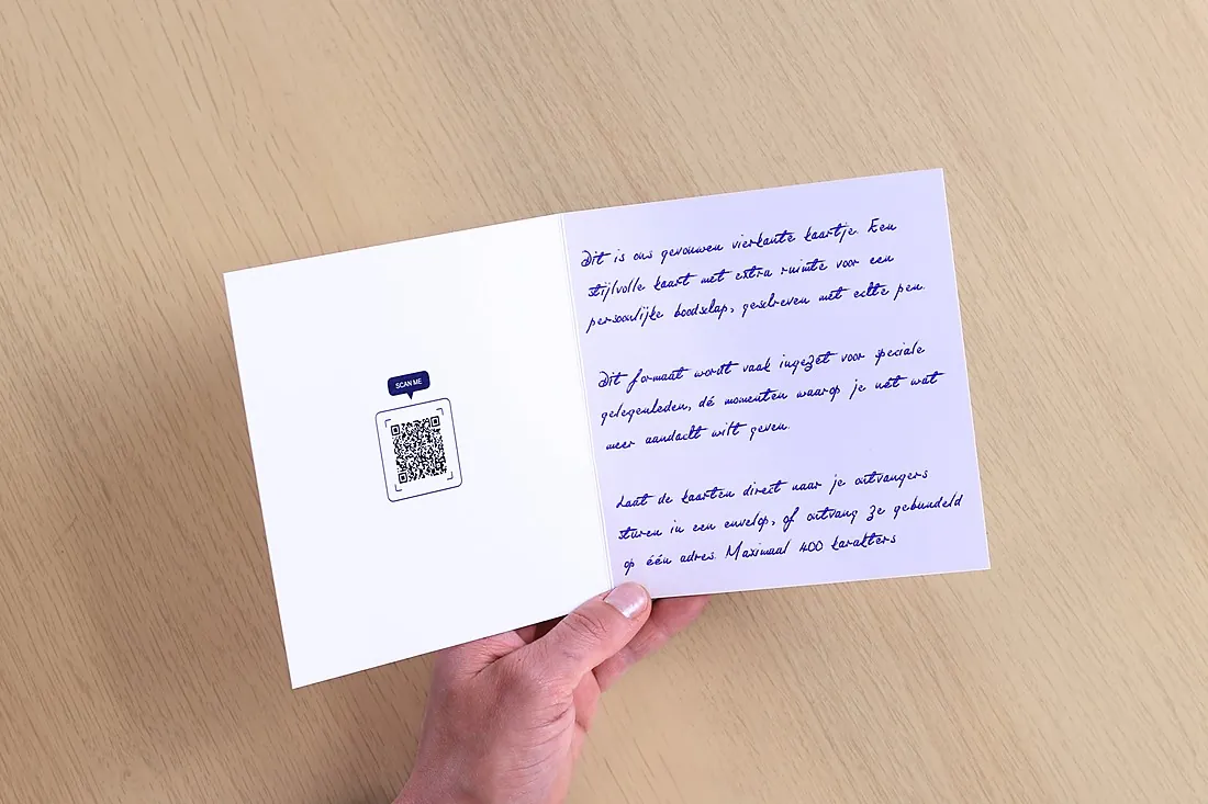 Opengevouwen vierkante kaart met QR-code links en geschreven tekst rechts