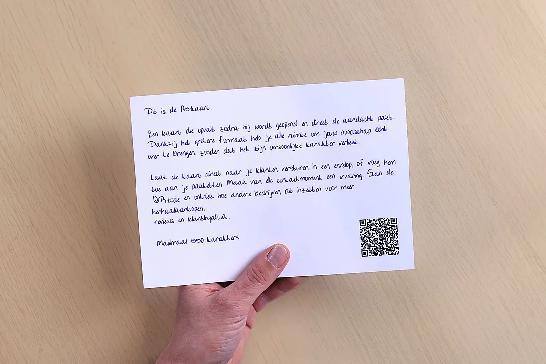 A5-kaart zonder adresvak, over de hele breedte met een echte pen geschreven